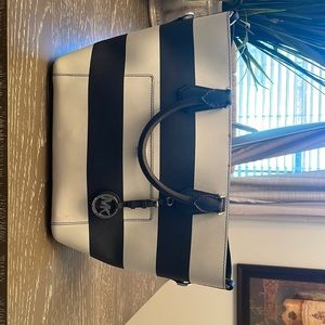 Beautiful Michael Kors bag.  Two colors white and blue.